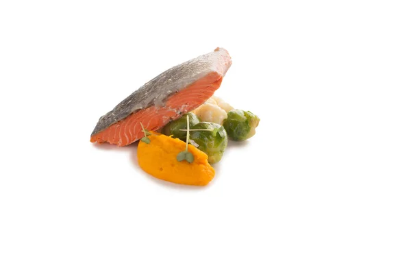 Gebratener roter Fisch mit Gemüse auf isoliertem Hintergrund — Stockfoto