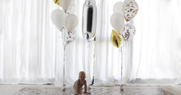 Bambino carino con palloncini festivi — Video Stock