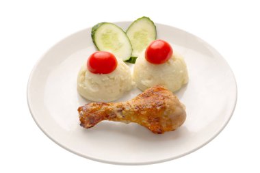 Tavuk budu püresi patates domates izole