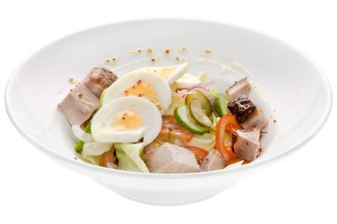 Salata dilim domuz eti yumurta ve izole sebze