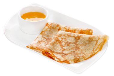 Fried plaka üzerinde izole soslu krep.