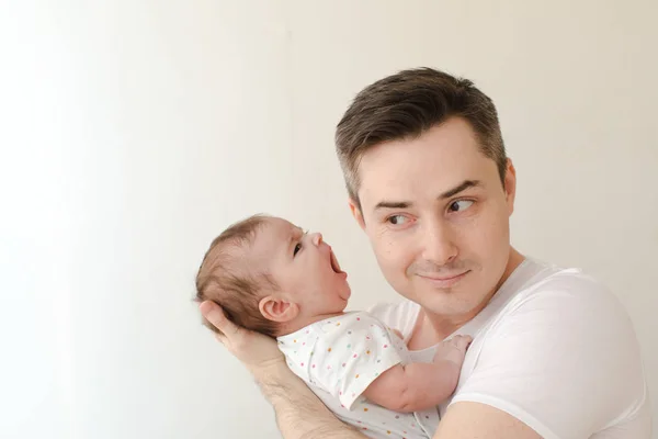Cheerful man with screaming son — Stock Photo, Image