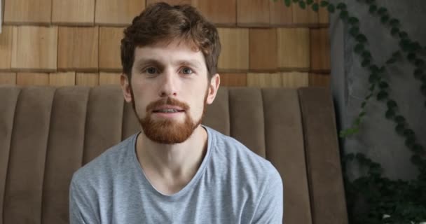 Kızıl saçlı sakallı adam iç gülmeye başlar — Stok video