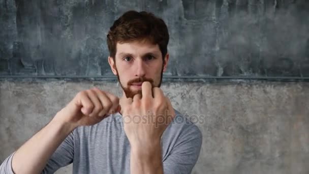 Hombre mostrando lentamente el dedo medio signo de mierda — Vídeos de Stock