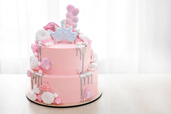 Розовый торт украшен короной принцессы — стоковое фото