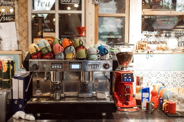 Cups and coffee maker in shop — Stock Photo, Image