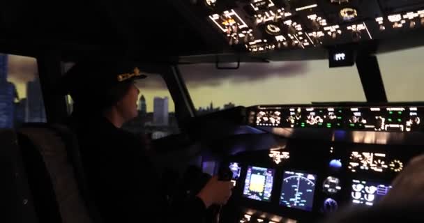 Uma mulher a pilotar um avião — Vídeo de Stock
