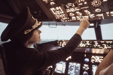 Uçak kalkış kadın pilot Yüzbaşı hazırlar