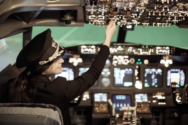 Uma mulher a pilotar um avião — Fotografia de Stock