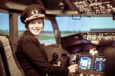 Güzel bir kadın pilot üniforması