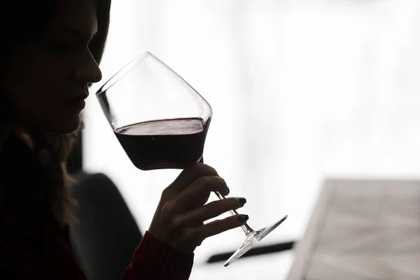 Close-up chica bebiendo vino tinto — Foto de Stock