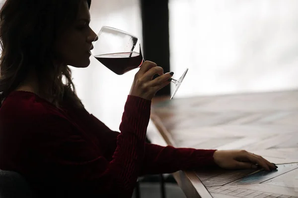 A rapariga está a beber vinho tinto. — Fotografia de Stock