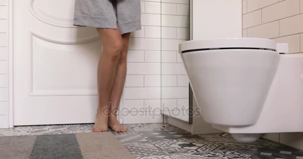 Woman with prostate problem in toilet — Stock Video