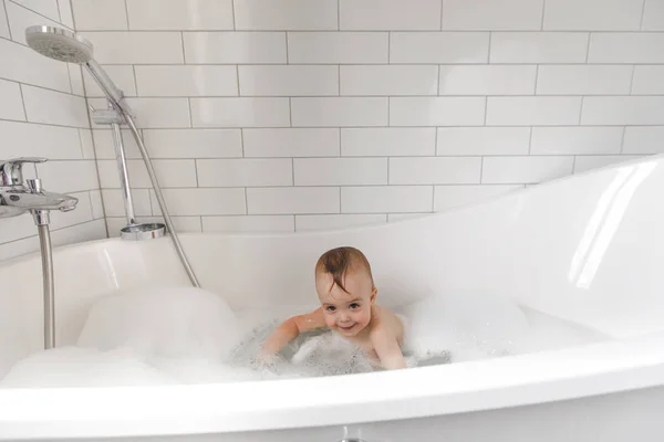Lindo chico en el baño — Foto de Stock