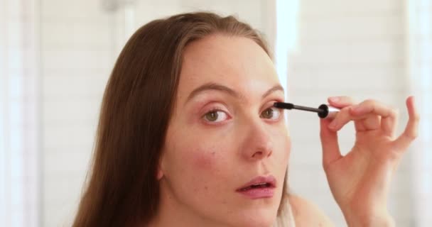 涂抹睫毛膏的女性睫毛镜 — 图库视频影像