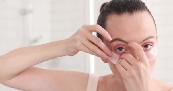 Mujer divertida toma de parche de ojo facial — Vídeos de Stock