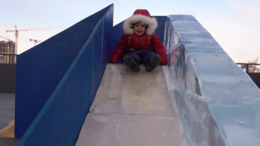 Çocuk tepeden aşağı rulo