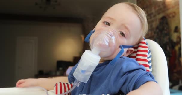 Inhalation child 1,5 year nebulizer mask vapor — Stock Video