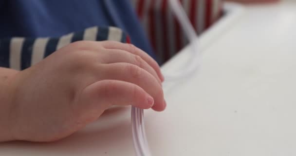 子供の手がスポイトからチューブを保持します。 — ストック動画