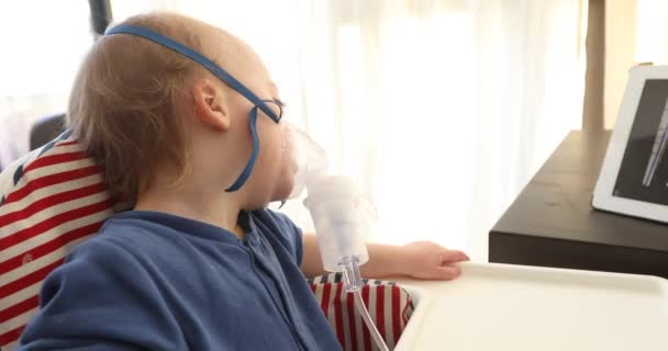 Niño enfermo en inhalación viendo dibujos animados en la tableta — Vídeo de stock