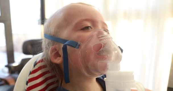 Ребенок плачет и носит кислородную маску — стоковое видео