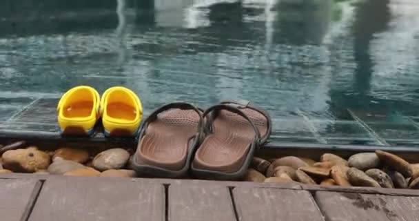 Zapatillas en el borde de la piscina — Vídeos de Stock