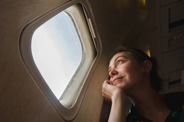 Mulher no pórtico no avião — Fotografia de Stock