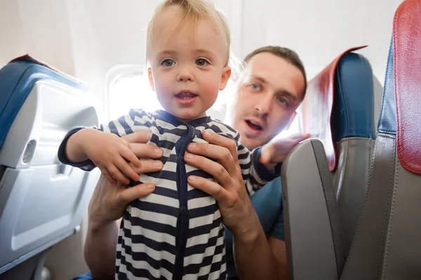 Πατέρας και παιδί στο εσωτερικό καμπίνας αεροπλάνο — Φωτογραφία Αρχείου