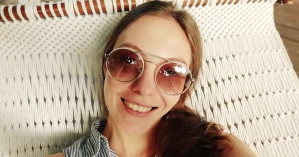 Женщина, лежащая в гамаке пова Отпуск селфи — стоковое видео