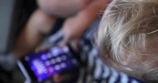 Baby spelen met telefoon — Stockvideo