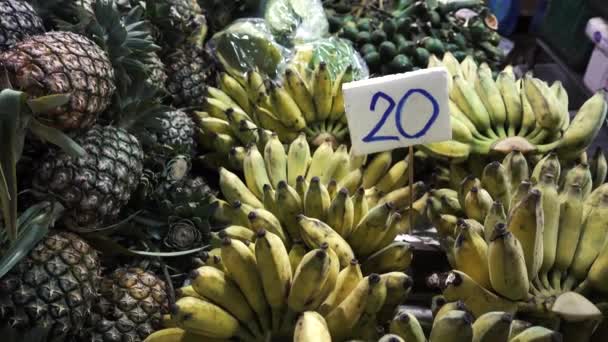 Bänkskivor av frukt bananer och ananas marknaden — Stockvideo