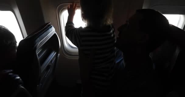Vater und Kind im Innenraum des Flugzeugs — Stockvideo