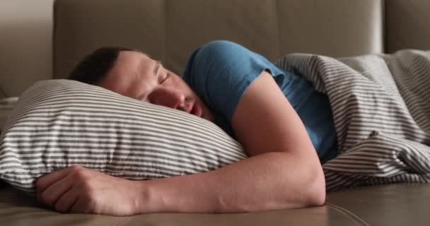 O homem está dormindo em um sofá — Vídeo de Stock