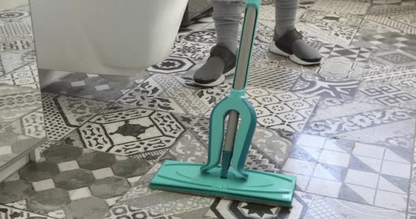 A woman is mopping the floor closeup — Stock Video