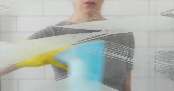 Κορίτσι σκουπίζει πανί σκονισμένο γυαλί — Αρχείο Βίντεο