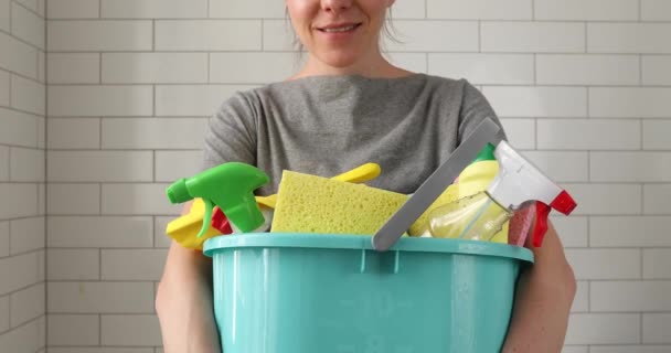 Woman holding bucket with cleaning products — Stock Video