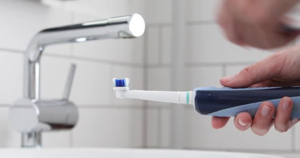 Dentifrice sur brosse à dents électrique — Video