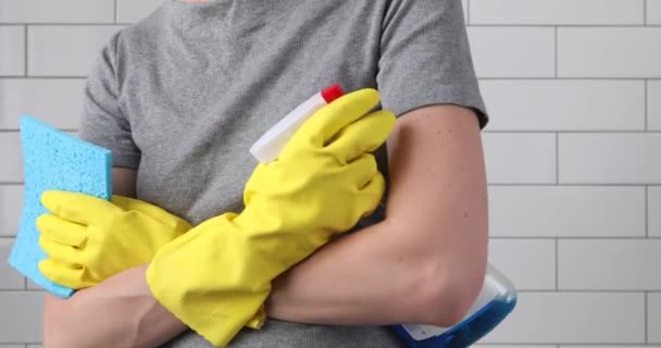 Woman arms crossed in gloves a sponge and spray — Stock Video