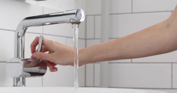 Mulher bebendo água da torneira da pia — Vídeo de Stock