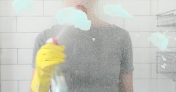 Hausfrau mit Putzspray für Fenster — Stockvideo