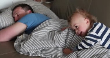 Baba ve çocuk sabah closeup yatakta yatan