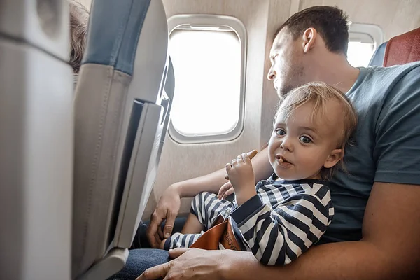 Człowiek z uroczym niemowlę w samolocie — Zdjęcie stockowe