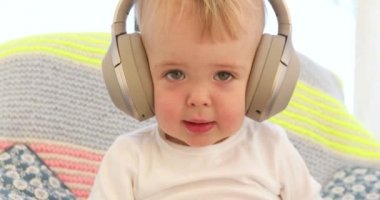 Erkek bebek müzik kulaklık evde dinler