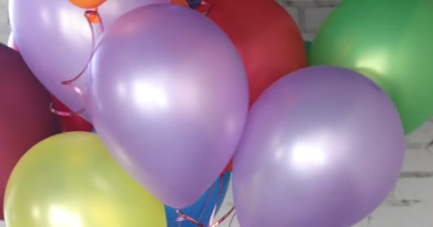 Bos van kleurrijke helium ballonnen — Stockvideo