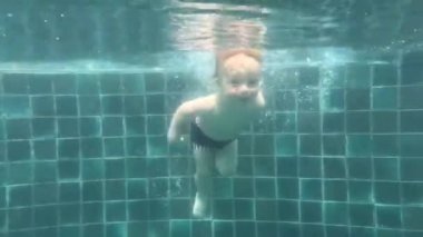 Yürümeye başlayan çocuk dalış havuza