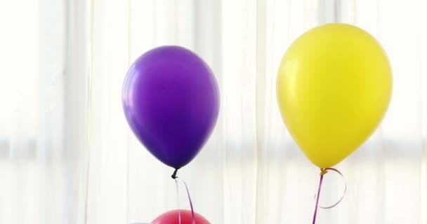 Globos de colores se levantan fondo blanco — Vídeos de Stock