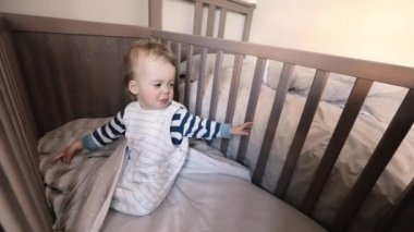 Beşik bebek çocuk ağlıyor. Çocuk uyumak istiyorum değil