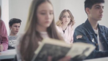 Grup sınıfta oturuyor