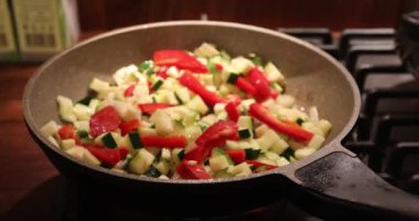 Dilimlenmiş kabak biber sebze kızartma tavası