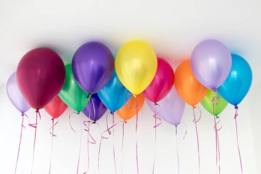 Parlak renkli balonlar tavan altında